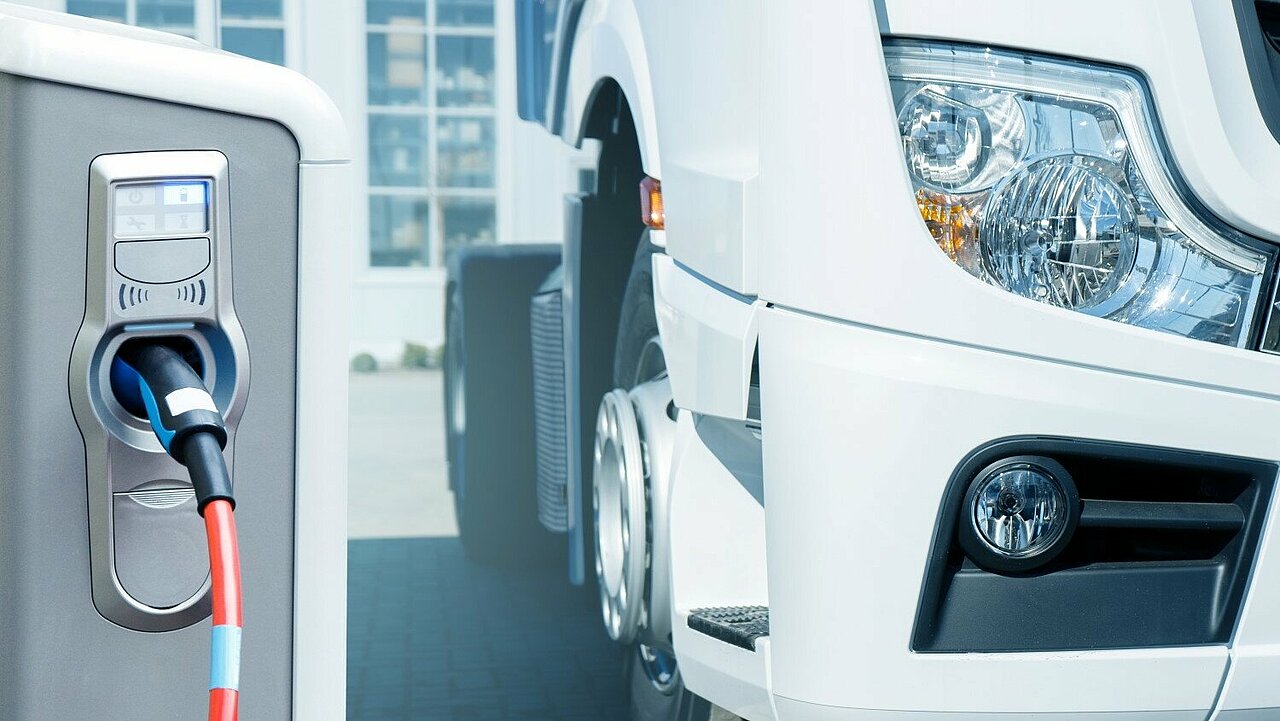 Auf dem Weg zu einer flächendeckenden E LKW Ladeinfrastruktur e mobil