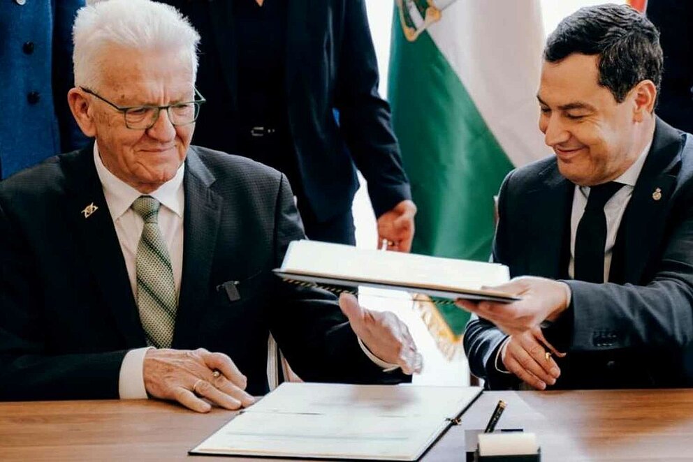 Ministerpräsident Winfried Kretschmann (links) und Andalusiens Regionalpräsident Juan Manuel Moreno Bonilla (rechts)