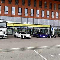 Fünf Fahrzeuge vor dem Eingang Messe Karlsruhe.