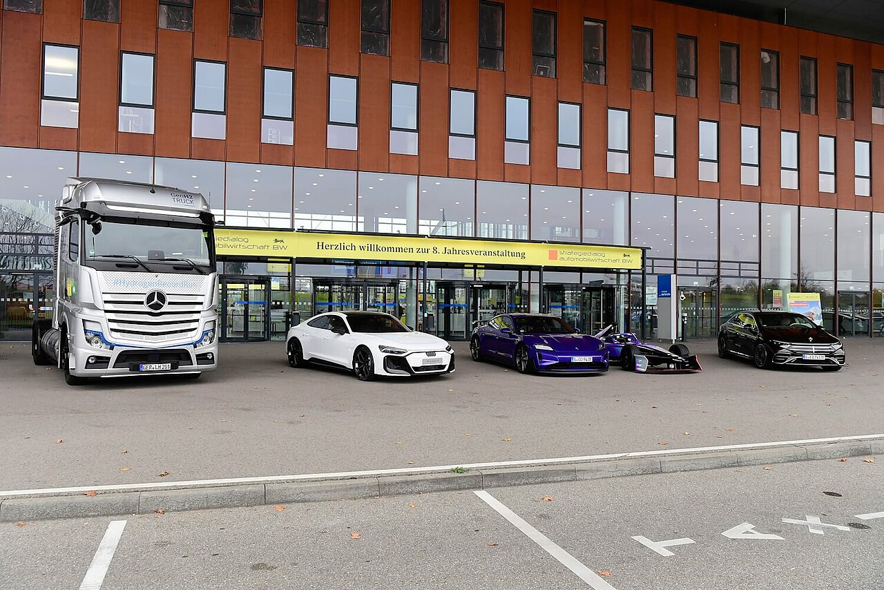 Fünf Fahrzeuge vor dem Eingang Messe Karlsruhe.