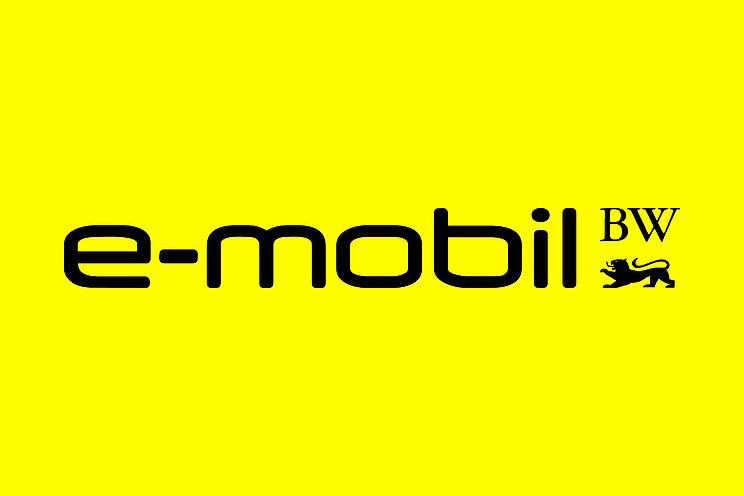 Das Logo der e-mobil BW auf gelbem Hintergrund.