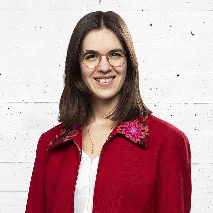 Porträtfoto von Deborah Goll, Mitarbeiterin von e-mobil BW