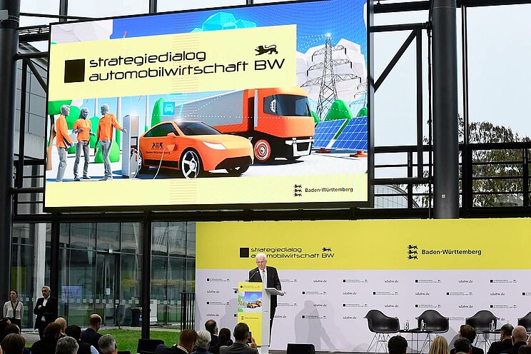 Ministerpräsident Winfried Kretschmann auf dem Podium des Strategiedialogs Automobilwirtschaft BW 2024.