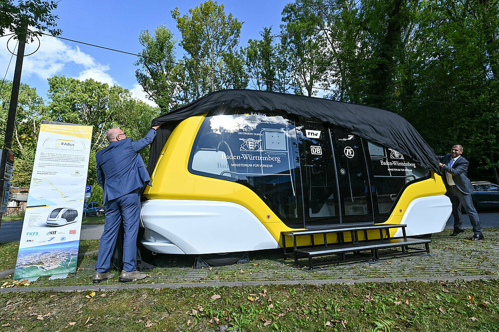 Baden-Württembergs Verkehrsminister Winfried Hermann enthüllt das Fahrzeug aus dem Projekt RABus: Reallabor für den Automatisierten Busbetrieb im ÖPNV in der Stadt und auf dem Land.