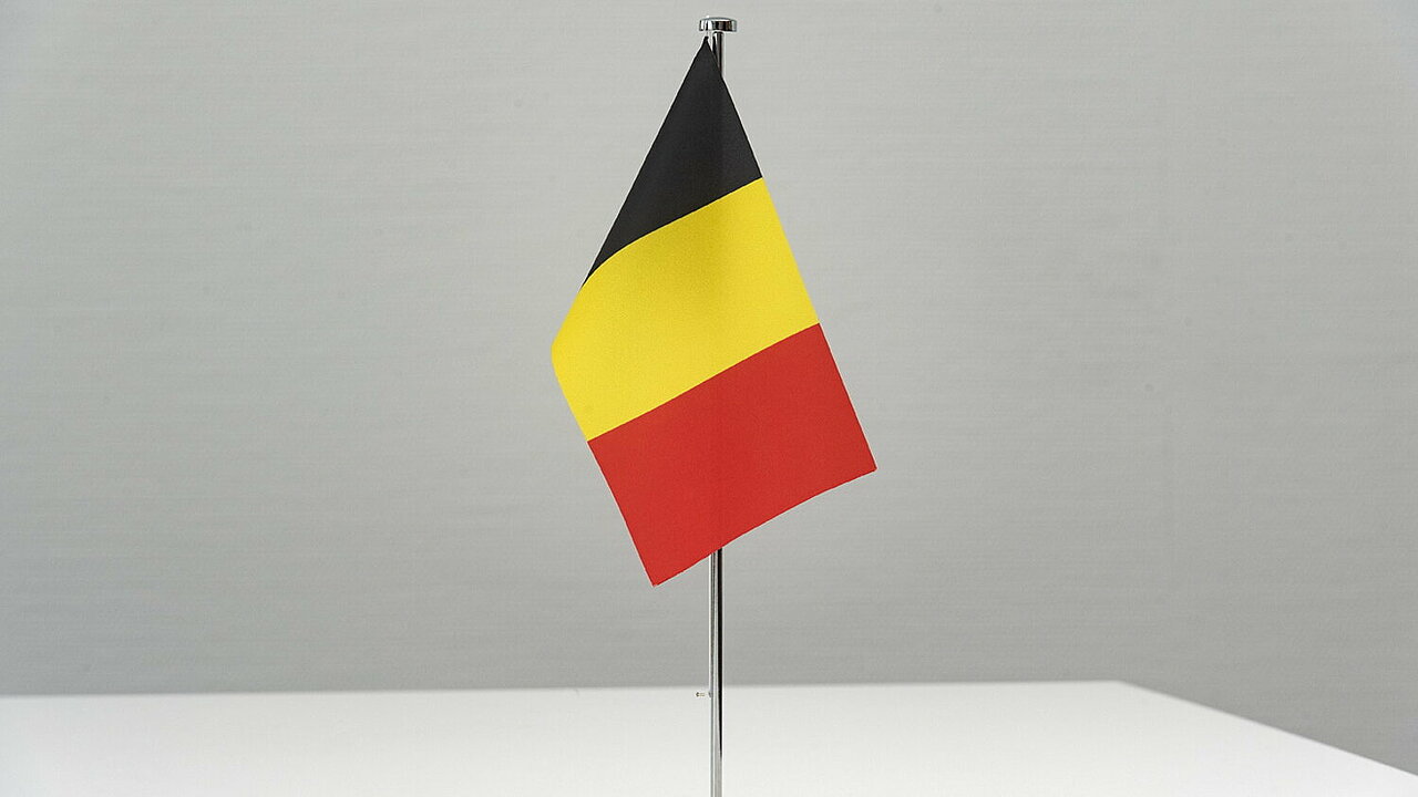 Die belgische Flagge vor weißem Hintergrund