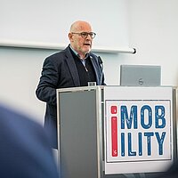 Verkehrsminister Winfried Hermann eröffnet den Kommunen-Netzwerktag bei der i-Mobility 2024