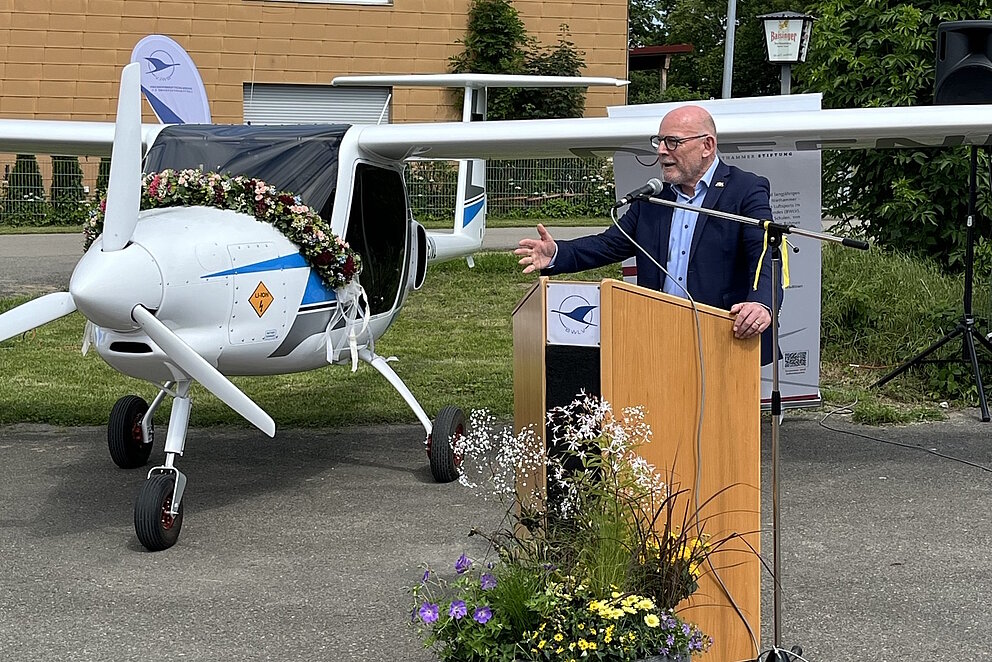 Landesverkehrsminister Winfried Hermann hat am Samstag, 8. Juni 2024, das erste Elektro-Motorflugzeug des Baden-Württembergischen Luftfahrtverbandes (BWLV) getauft.
