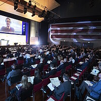 Blick von hinten in den Saal im Neckar Forum Esslingen, während der Zulieferertag Automobilwirtschaft BW 2022 stattfindet. 