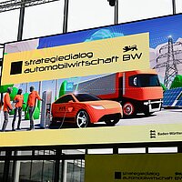 Großflächiges Billboard zeigt das Key-Visual des Strategiedialogs Automobilwirtschaft BW.