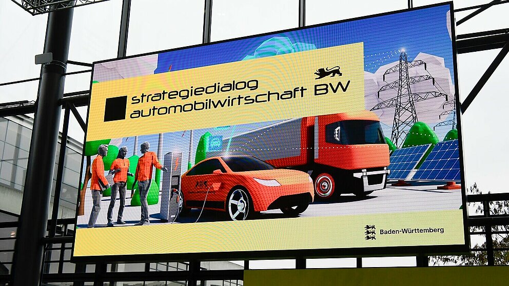 Großflächiges Billboard zeigt das Key-Visual des Strategiedialogs Automobilwirtschaft BW.