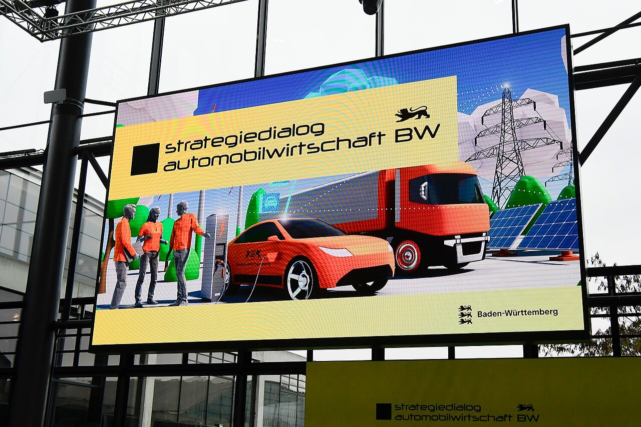 Großflächiges Billboard zeigt das Key-Visual des Strategiedialogs Automobilwirtschaft BW.