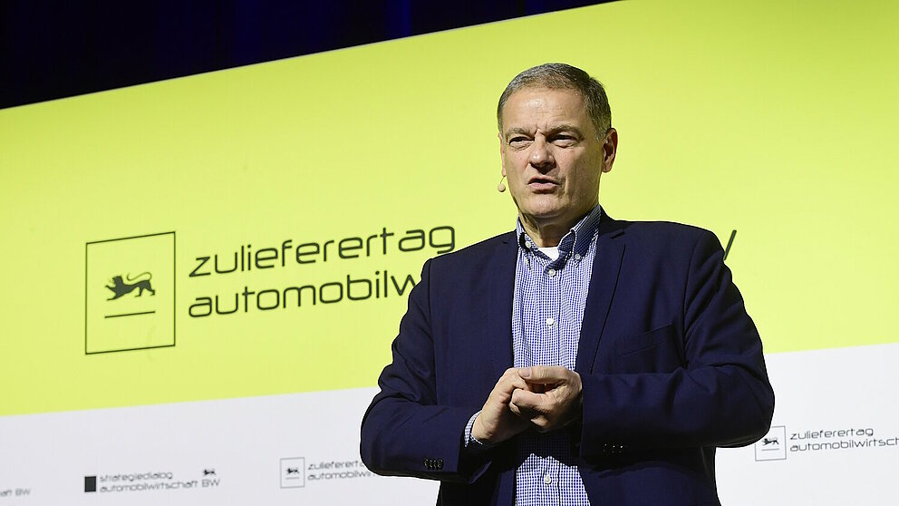 Franz Loogen hält eine Eröffnungsrede auf dem Zulieferertag Automobilwirtschaft BW 2024.