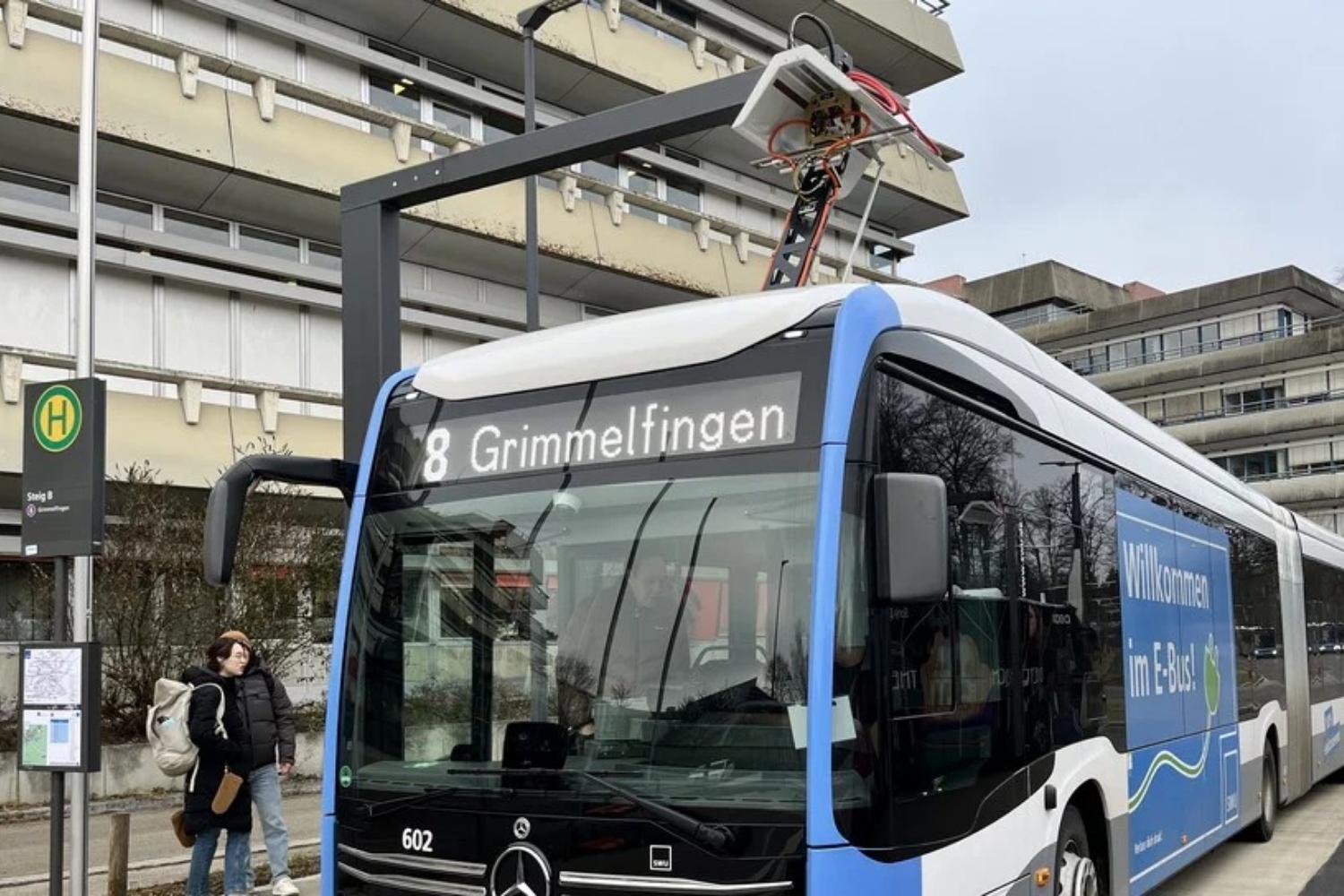 ÖPNV Elektrobus an einer Haltestelle in Ulm